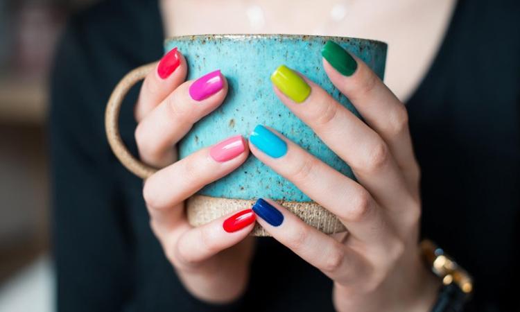 手黑黃適合的美甲顏色_美甲顏色黑適合黃手嗎_美甲膚色黑適合什么顏色