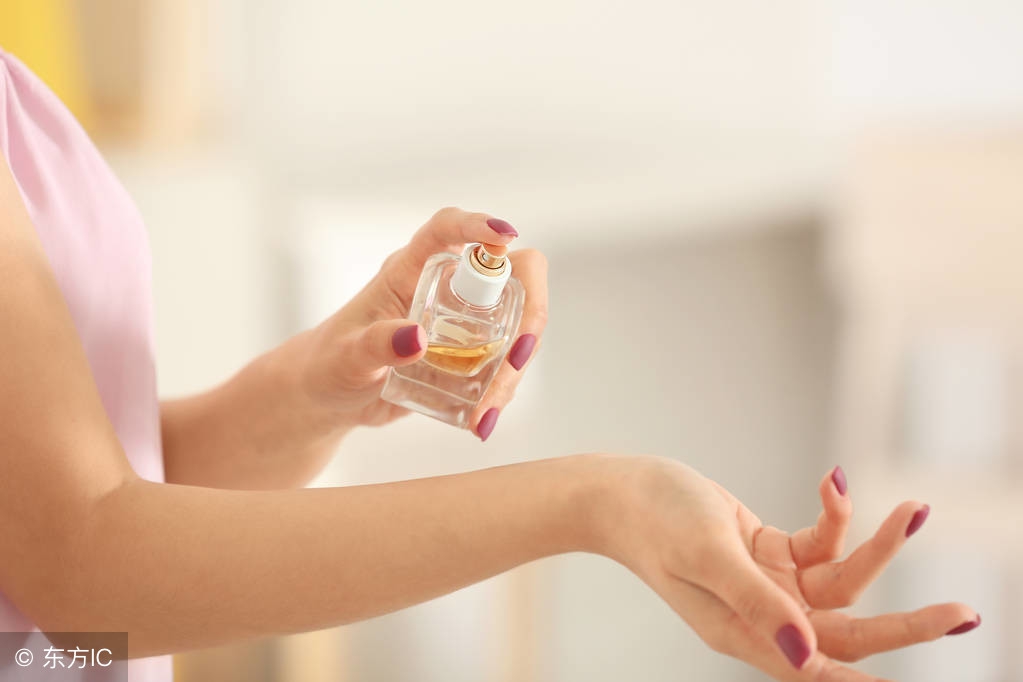 香水寶寶可以聞嗎_寶媽用香水對(duì)寶寶有害嗎_寶媽能用香水嗎